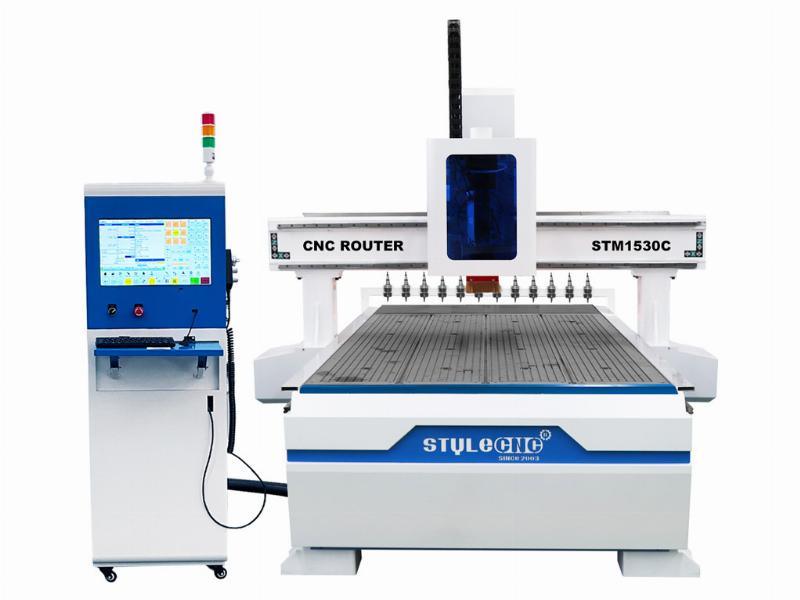 Hình ảnh máy phay CNC hiện đại đang gia công một khối thép lớn để tạo hình lòng khuôn.